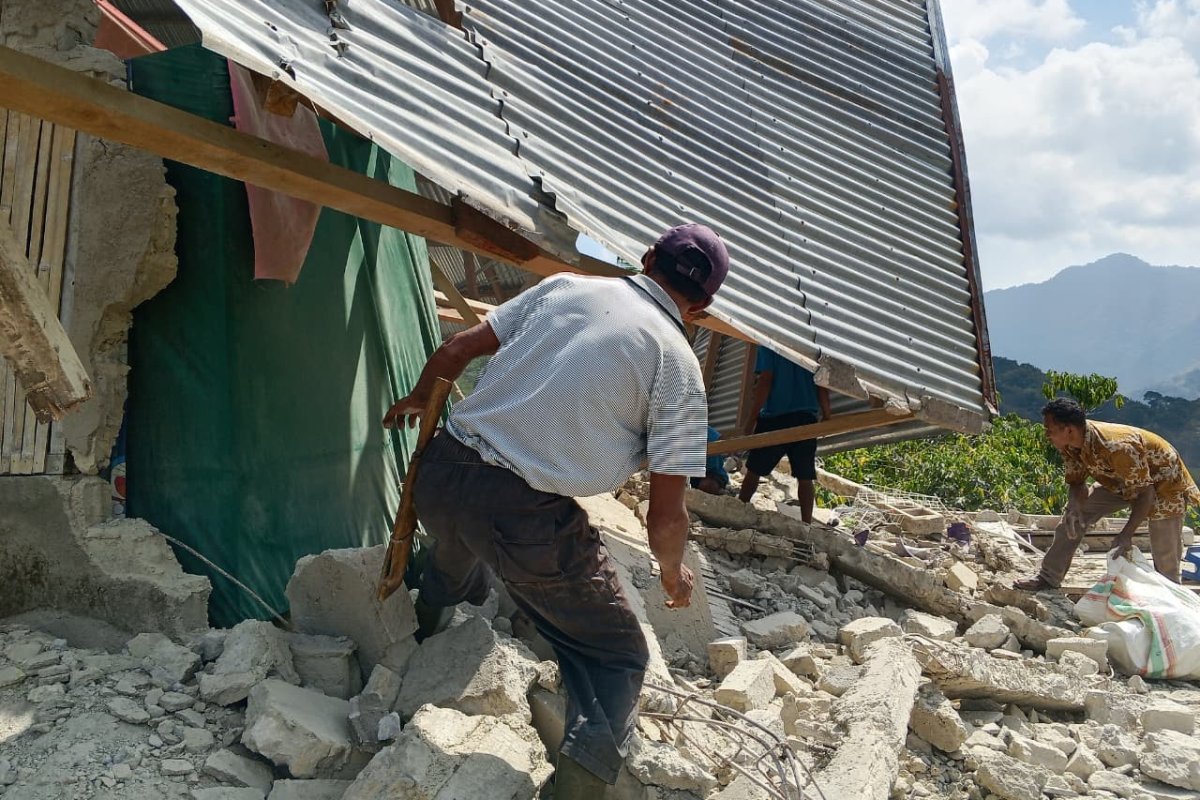 Endonezya'da 7,7 Büyüklüğünde Deprem: En Az 5 Kişi Öldü