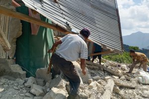 Endonezya'da 7,7 Büyüklüğünde Deprem: En Az 5 Kişi Öldü