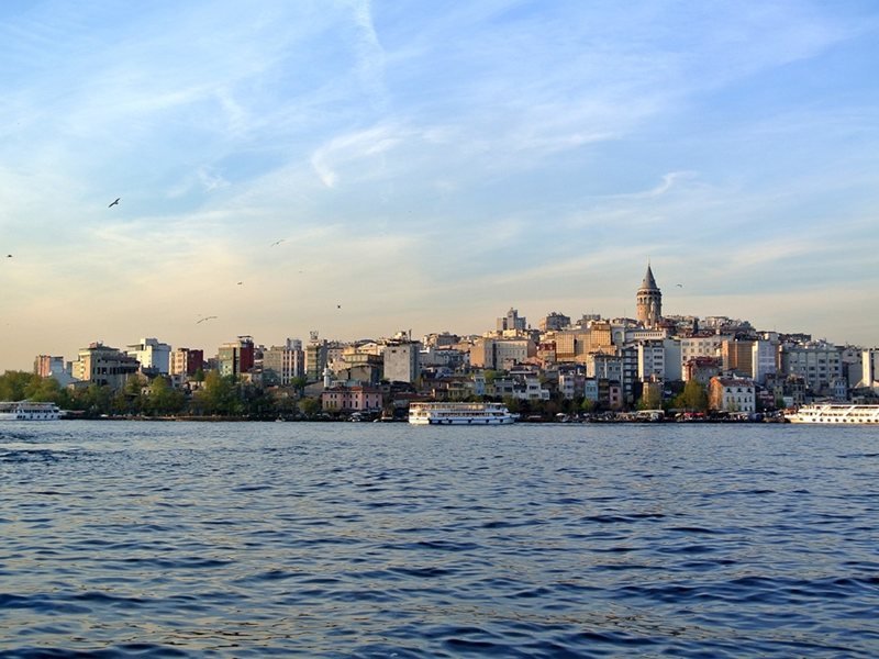 Drone saldırısına uğrayan tanker geçişi nedeniyle Boğaz çift yönlü trafiğe kapatıldı