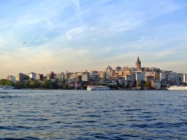 Drone saldırısına uğrayan tanker geçişi nedeniyle Boğaz çift yönlü trafiğe kapatıldı