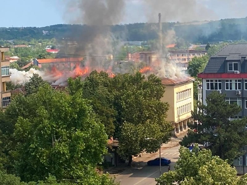 Bulgaristan'ın Montana Kentinde Eski Teknik Okulunda Yangın Çıktı