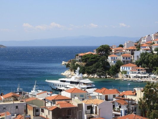 Skiathos'ta İtalyan Turist Uçak Motoru Rüzgarına Kapılarak Ağır Yaralandı