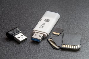 Eski USB Flash Sürücülerinizi Çöpe Atmadan Önce Dikkatli Olun