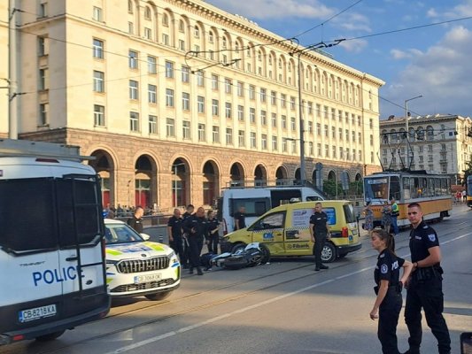 Sofya'da Maria Luiza Bulvarı'nda Motosiklet ve Taksi Çarpıştı: Tramvay Seferleri Durdu