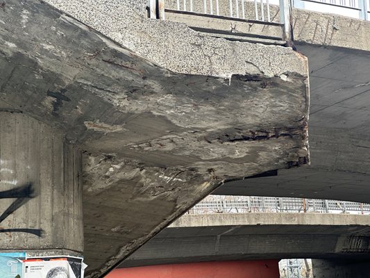 Köprüde çatlaklar ve su sızıntısı izleri var