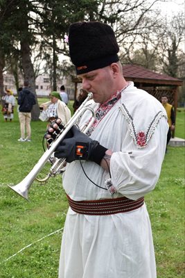 в Софрониево учените записват местния свирач. Със сензорните ръкавици може да се съхрани далеч повече от звукозаписа.