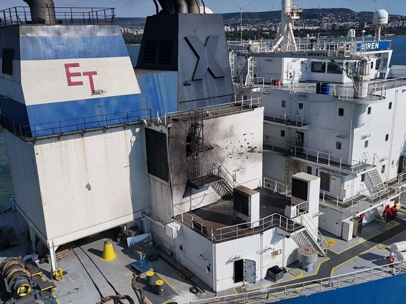 Varna'da Karadeniz'de dronla vurulan tanker onarılıyor