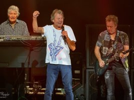 Deep Purple Avrupa turnesine Sofya'dan başlıyor, havalimanında imza kuyruğu