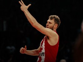 Vezencov 22 sayı kaydetti ama Olympiakos EuroLeague Süper Kupası finalinde Real'e yenildi