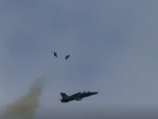 İngiliz pilotlar parçalanan eğitim uçağından fırladı (video)