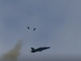 İngiliz pilotlar parçalanan eğitim uçağından fırladı (video)