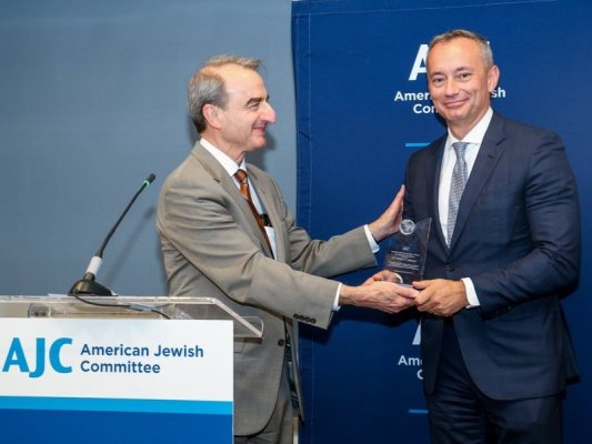 Amerikan Yahudi Komitesi Nikolay Mladenov'a bu yılki diplomatik mükemmellik ödülünü verdi