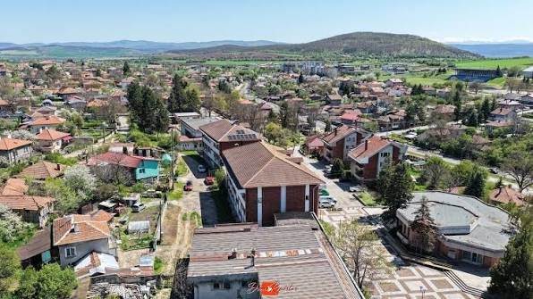 Sofya'ya yakın altın köy. Zenginler evler için teklif veriyor