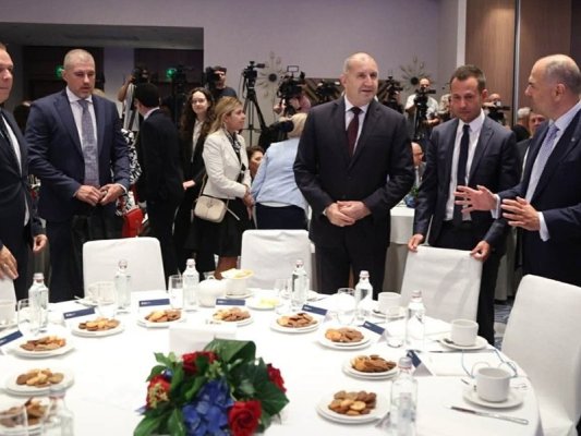 Başbakan, bürokrasiden biri iş dünyasını rüşvetlemeye kalkarsa sert karşılık vereceğini söyledi