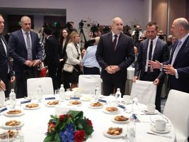 Başbakan, bürokrasiden biri iş dünyasını rüşvetlemeye kalkarsa sert karşılık vereceğini söyledi