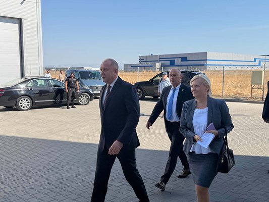 Radev'in Plovdiv ziyareti, Plovdiv yakınındaki yeni Çin batarya fabrikasının açılışıyla başladı.