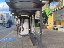 20 yaşındaki sürücü Varna'da durak ve direği ezdi, uyuşturucu etkisi altında