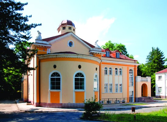 Bulgar Baden-Baden'inin çınarları altında