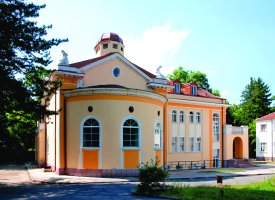 Bulgar Baden-Baden'inin çınarları altında