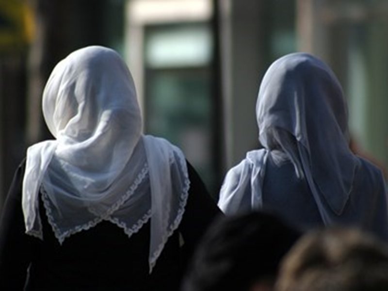 İtalya okulda Müslüman burkalarını yasaklamayı planlıyor ve yabancı öğrencileri sınırlayacak