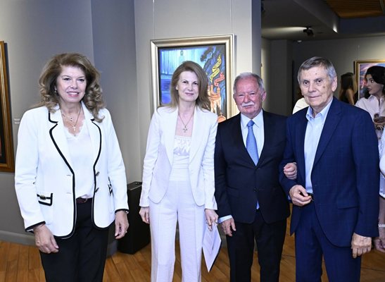 Cumhurbaşkanı İliyana Yotova, sanatçı Milena Velcheva, Prof. Dr. Müh. Tsolo Vutov ve İlya Velchev serginin açılışında