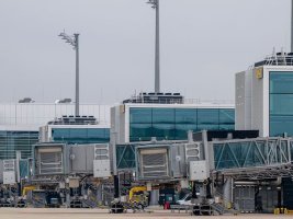 Münih Havalimanı'nda araç uçak motoruna çarptı