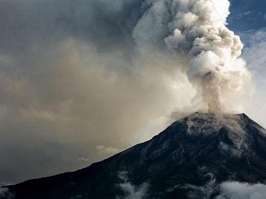 Krakatau Yanardağı Açıklarında 8 Kişiyi Taşıyan Tekne Kayboldu