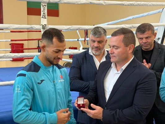 Penço Milkov Avrupa şampiyonu Radoslav Rosenov'u 'Rusçuk' altın rozetiyle ödüllendirdi
