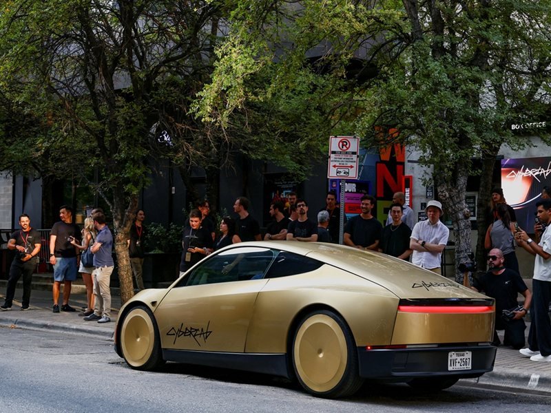 Tesla'nın altın rengi robotaksileri Cybercab Teksas sokaklarında
