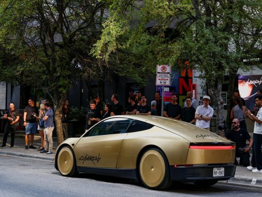 Tesla'nın altın rengi robotaksileri Cybercab Teksas sokaklarında