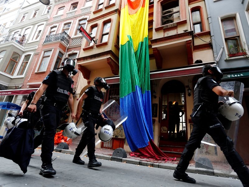 Türkiye LGBTİ aktivistlerini gözaltına aldı
