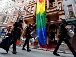 Türkiye LGBTİ aktivistlerini gözaltına aldı