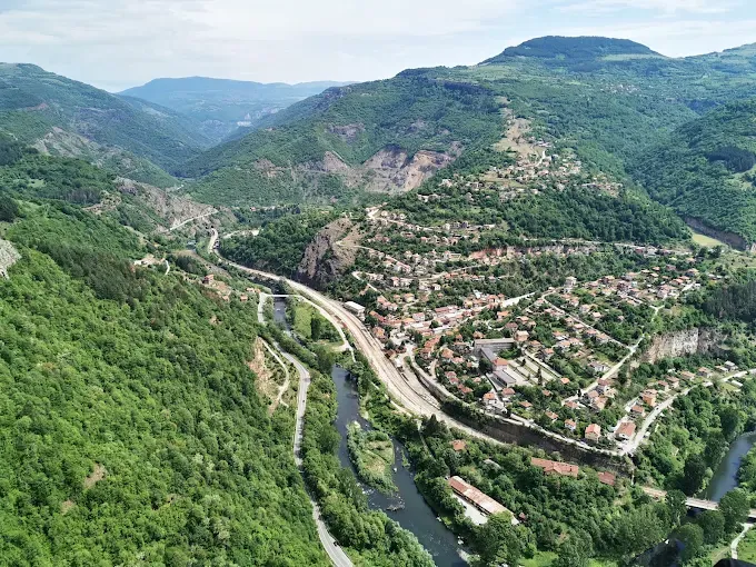 Cennet gibi şelalesi olan köy emlak mücevheri oluyor. Vazov'un sırlarını koruyor