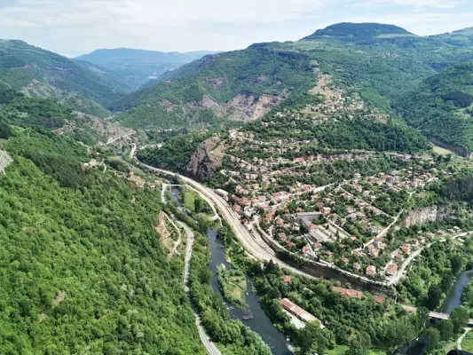 Cennet gibi şelalesi olan köy emlak mücevheri oluyor. Vazov'un sırlarını koruyor