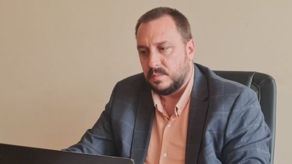 Min Industry Pernik müzesine tarihi kronik bağışladı
