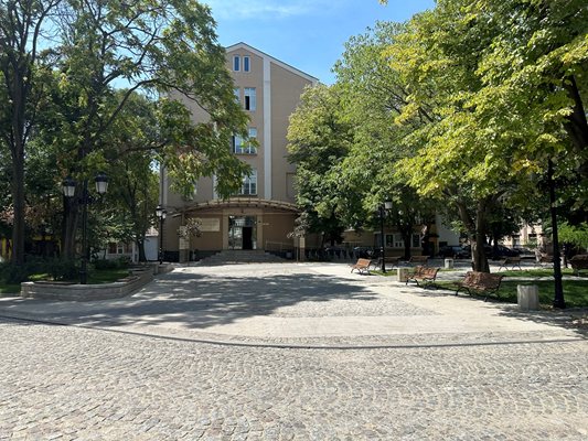 Пространството пред Пловдивския университет и зоната около него са благоустроени. СНИМКА: НИКОЛА МИХАЙЛОВ