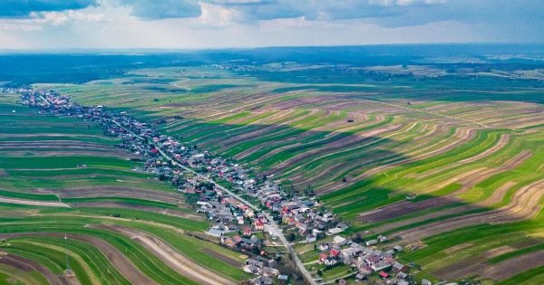 Küçük Toskana 9 Kilometre Boyunca Uzuyor: Binlerce Kişi Tek Bir Caddede Yaşıyor