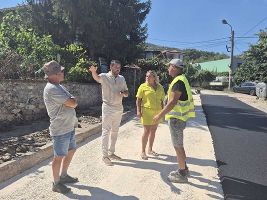 Belediye Başkanı Pavel Mihaylov, Belyashtitsa'daki Rodopi sokağının asfaltlanmasını bizzat denetliyor.