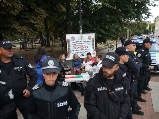 Narod Tiyatrosu önünde horon sona erdi, protestocular dansı durdurdu