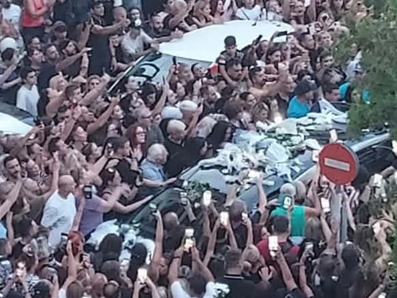 Binlerce kişi Mazonaikis ile vedalaşıyor, şarkılarını bir ağızdan söylüyor ve ağlıyor