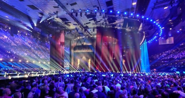Kült şarkıcımız Eurovision için bastırıyor. Gençler hakkında acımasız gerçeği söyledi
