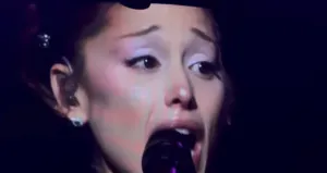 Ariana Grande Sahne Gözyaşlarına Boğuldu: Nedeni Ortaya Çıktı
