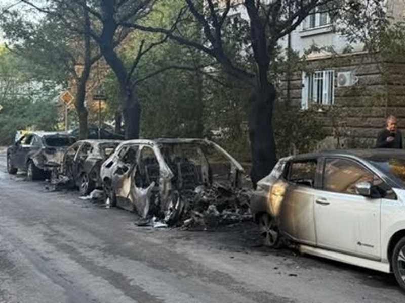 Sofya'da yakılan otomobillerle ilgili tutuklanan iki kişi sigorta şirketlerini 500 bin euro için şantaj yapıyordu