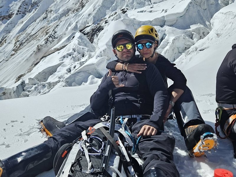 Lavinler ve ölüm Rakovski belediye başkanını ve eşini Himalayalar'daki 8 binlik Manaslu'ya engelledi