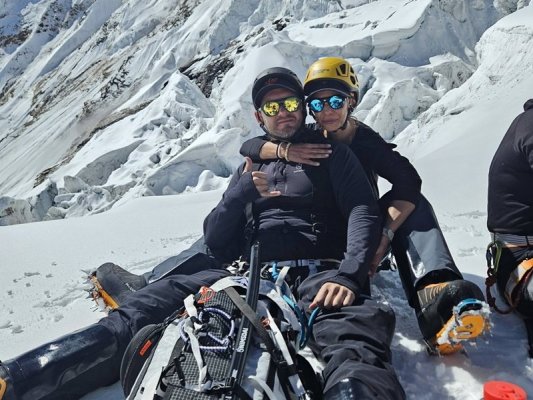 Lavinler ve ölüm Rakovski belediye başkanını ve eşini Himalayalar'daki 8 binlik Manaslu'ya engelledi