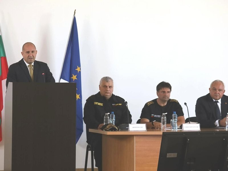 Radev şehirlerde İngilizce bilen sıkı polisler ve köylerde güçlü İçişleri Bakanlığı istiyor