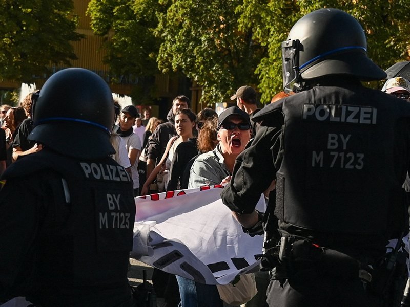 Almanya'da binlerce kişi "Almanya için Alternatif" zaferinin ardından protesto etti