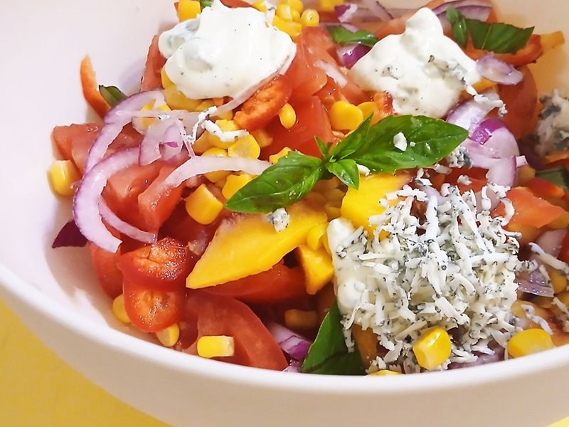 Şeftalili panzanella salatası
