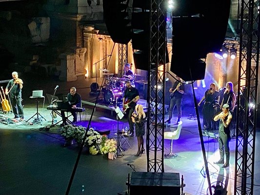 Lili İvanova'nın Plovdiv'deki konseri için sahne çiçeklerle süslenmişti.