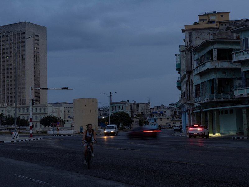 Küba'da 9 milyon kişi elektriksiz kaldı, elektrik şebekesi çöktü